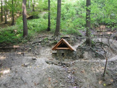 Mlo studnka v lese nad kem